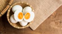 Membuat telur asin./Copyright shutterstock.com