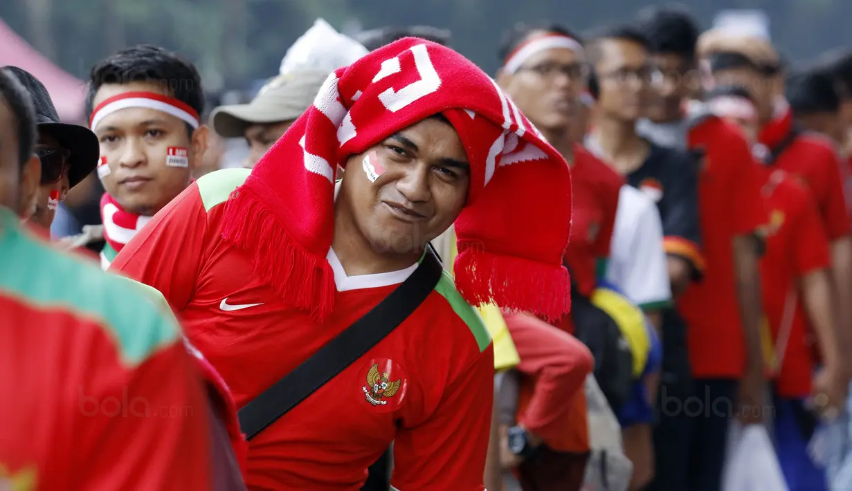 Suporter asal Flores, Junaidy, bepose di SUGBK, Senayan, Jakarta, Minggu (14/1/2018). Selain untuk menyaksikan laga Indonesia Vs Islandia, kehadiran para suporter juga karena ingit melihat wajah baru SUGBK. (Bola.com/M Iqbal Ichsan)