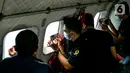 Sejumlah awak media memantau proses pencarian pesawat Sriwijaya Air SJ 182 dari pesawat CN 295 milik TNI AU di perairan Kepulauan Seribu, Jakarta, Minggu (10/1/2021). Menurut TNI AU, proses pencarian Sriwijaya Air SJ 182 bisa bertambah atau berkurang tergantung kondisi. (Liputan6.com/Faizal Fanani)