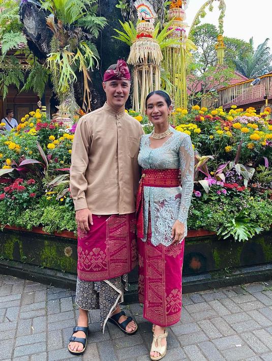 Dirinya juga kerap mengunggah momen dengan sang suami saat memakai busana tradisional khas Bali. Penampilan pasangan selebriti ini pun sering banjir pujian. (Liputan6.com/IG/@happysalma)