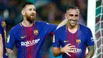 Penyerang Barcelona, Paco Alcacer (kanan) melakukan selebrasi dengan Lionel Messi usai mencetak gol ke gawang Sevilla pada La Liga Spanyol di Camp Nou, Barcelona, Spanyol, (4/11). Alcacer mencetak dua gol dipertandingan ini. (AP Photo/Manu Fernandez)
