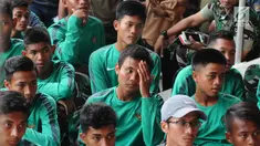 Pemain Timnas Indonesia U-16 saat nonton bareng laga Timnas U-19 melawan Brunei pada fase grup Piala AFF U-18 jelang pelepasan di Lapangan Atang Sutresna, Jakarta, Rabu (13/9). Timnas U-19 unggul 8-0 atas Brunei. (Liputan6.com/Helmi Fithriansyah)