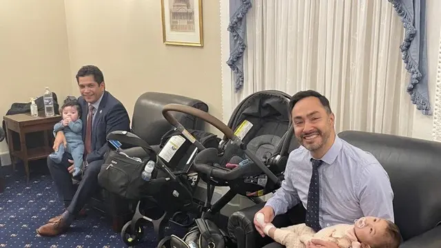 Potret Politikus Jimmy Gomez Membawa Anaknya ke Kongres DPR/ Tweet @RepCarbajal