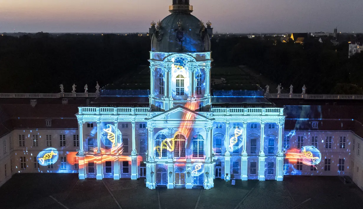 Istana Charlottenburg diterangi pada malam pembukaan resmi Festival Cahaya di Berlin, Jerman, Kamis (2/9/2021). Landmark dan bangunan paling terkenal di Berlin akan bersinar dan berkilau dengan berbagai warna dan jenis cahaya serta proyeksi dan kembang api selama festival ini. (AP Photo/Michael Sohn