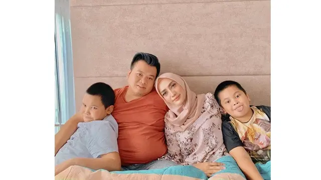 5 Potret Kemesraan Mama Lita MasterChef dengan Suami, Harmonis Sekali