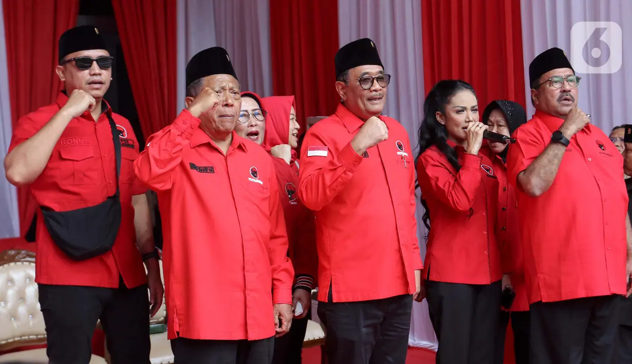 Bertindak sebagai Inspektur Upacara, Ketua DPP Bidang Ideologi dan Kaderisasi Djarot Saiful Hidayat (tengah). (LIputan6.com/Herman Zakharia)