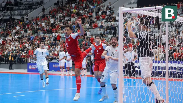 Foto: Momen Pemain Baru Persija Jakarta, Shayne Pattynama Nikmati Laga Timnas Futsal Indonesia di Piala Asia