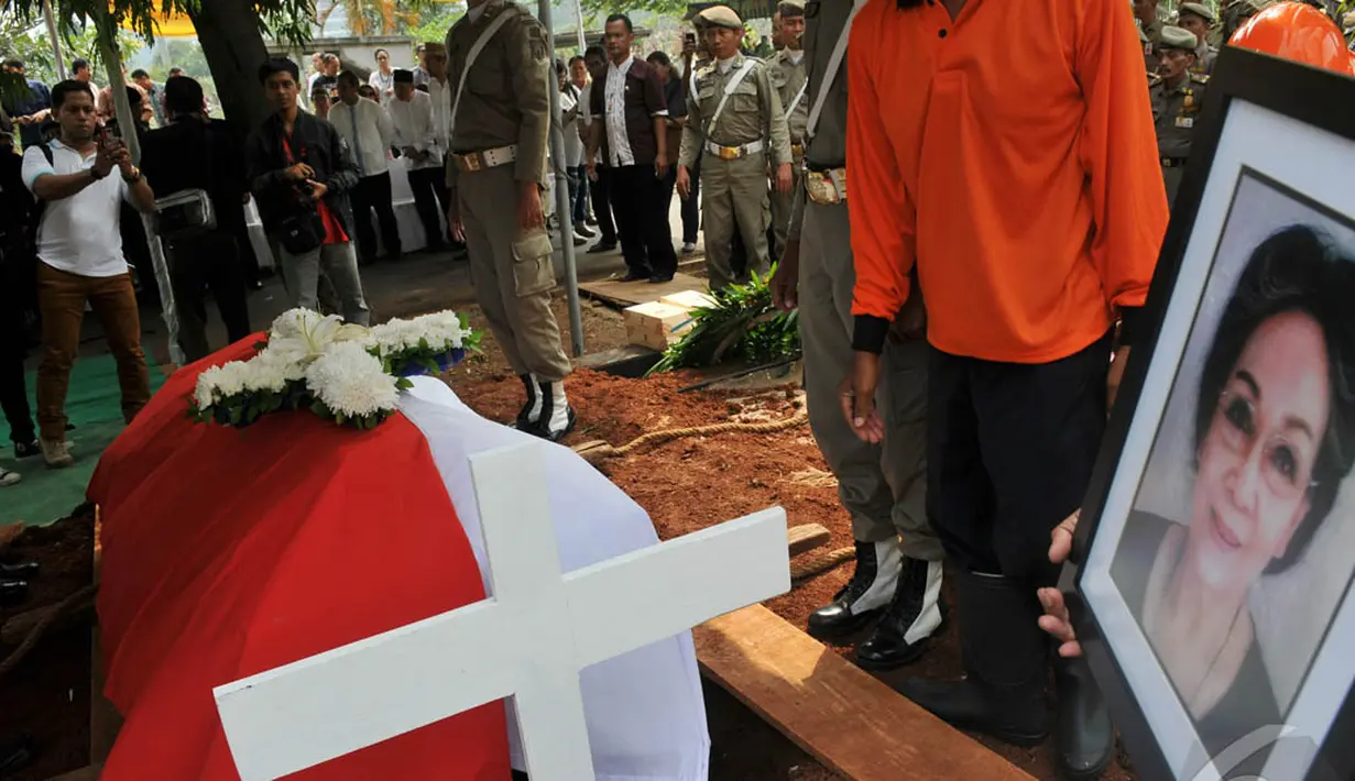 Istri Mantan Gubernur DKI Jakarta Henk Ngantung, Hetty Evelyn Ngantung Mamesah (75) dikebumikan, Jakarta, Jumat (5/9) (Liputan6.com/Johan Tallo)