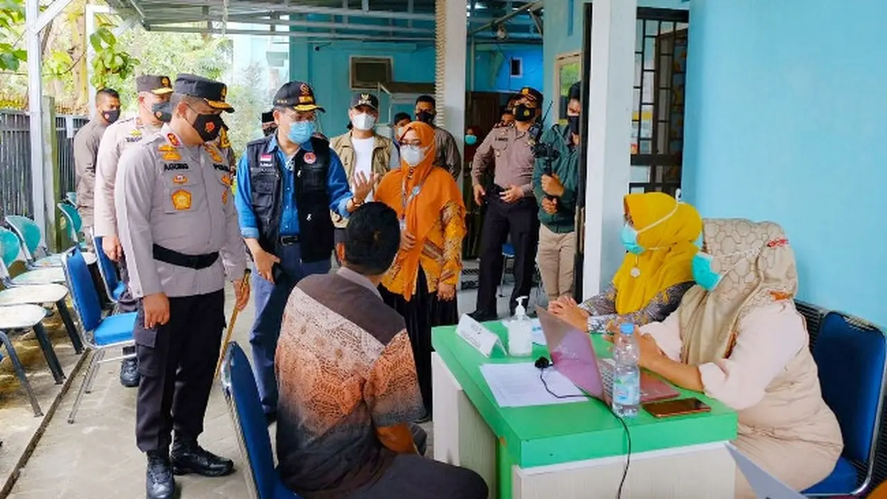 Kapolda Riau Irjen Agung Setya Imam Effendi meninjau penanganan Covid-19 oleh petugas medis.