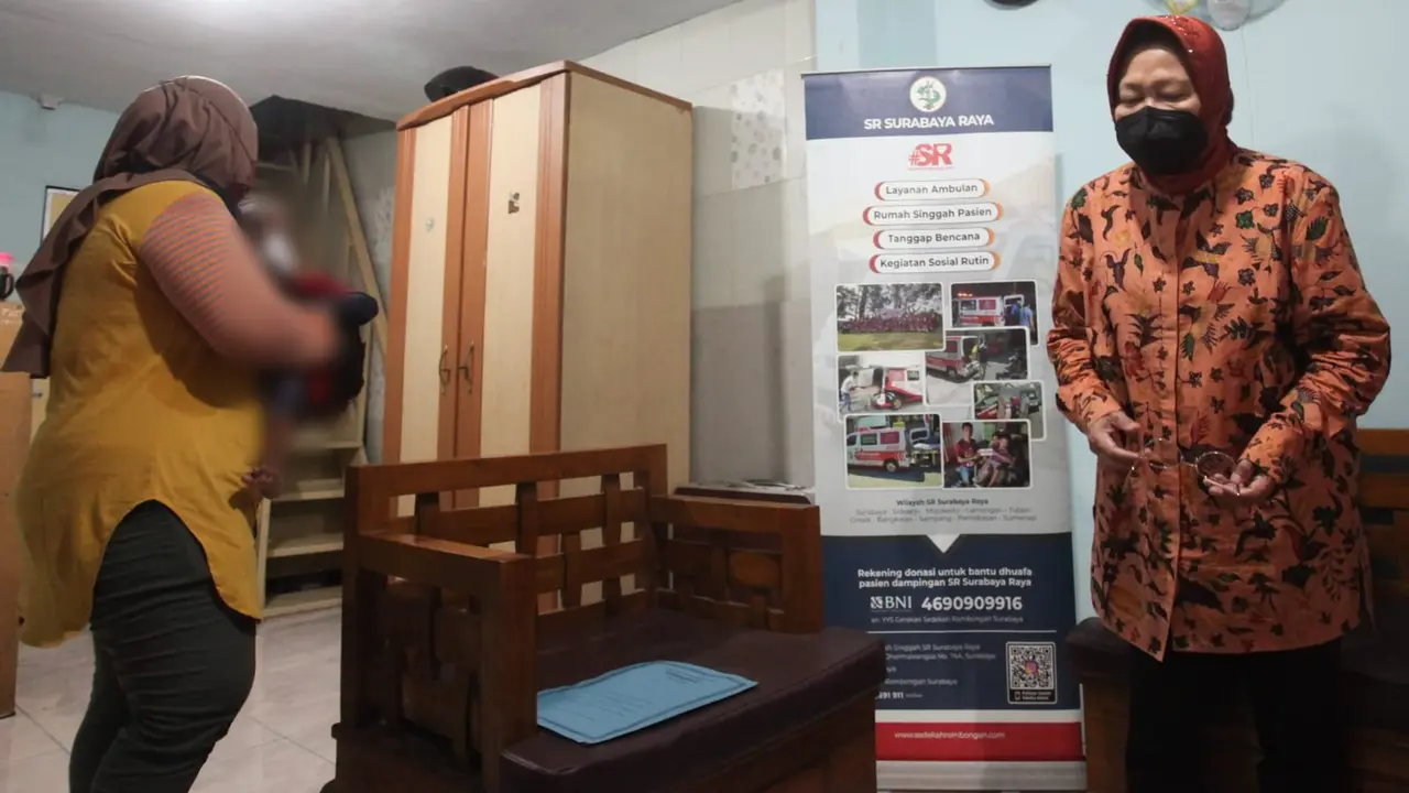Mensos risma mendatangi lokasi pengobatan bocah Sampang yang terkena kanker mata. (Dian Kurniawan/Liputan6.com).