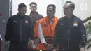 Bupati Cilacap, Jawa Tengah, Syamsul Auliya Rachman saat digiring petugas menuju mobil tahanan di Gedung Merah Putih Komisi Pemberantasan Korupsi (KPK), Jakarta, Sabtu (14/3/2026). Komisi Pemberantasan Korupsi (KPK) resmi menahan dua tersangka terkait dugaan pemerasan dan penerimaan lainnya di lingkungan Pemerintah Kabupaten Cilacap, Jawa Tengah. (Liputan6.com/Helmi Fithriansyah)