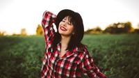 ilustrasi perempuan bahagia/Photo by Allef Vinicius on Unsplash