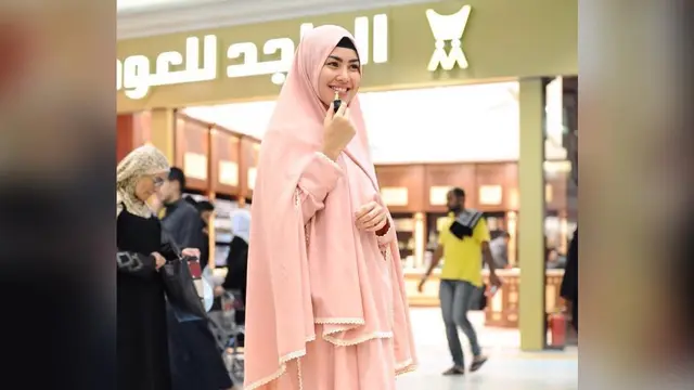 [Bintang] 8 Gaya Artis Indonesia Saat Menjalankan Ibadah Umrah