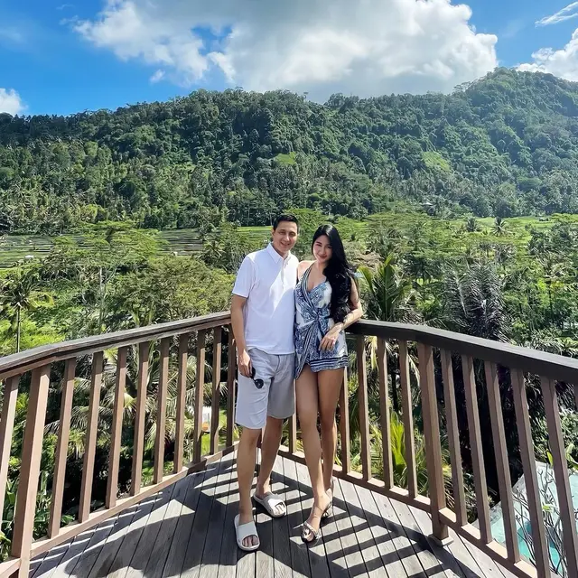6 Potret Terbaru Ricky Subagja dan Istri yang Terpaut 26 Tahun, Pamer Kemesraan
