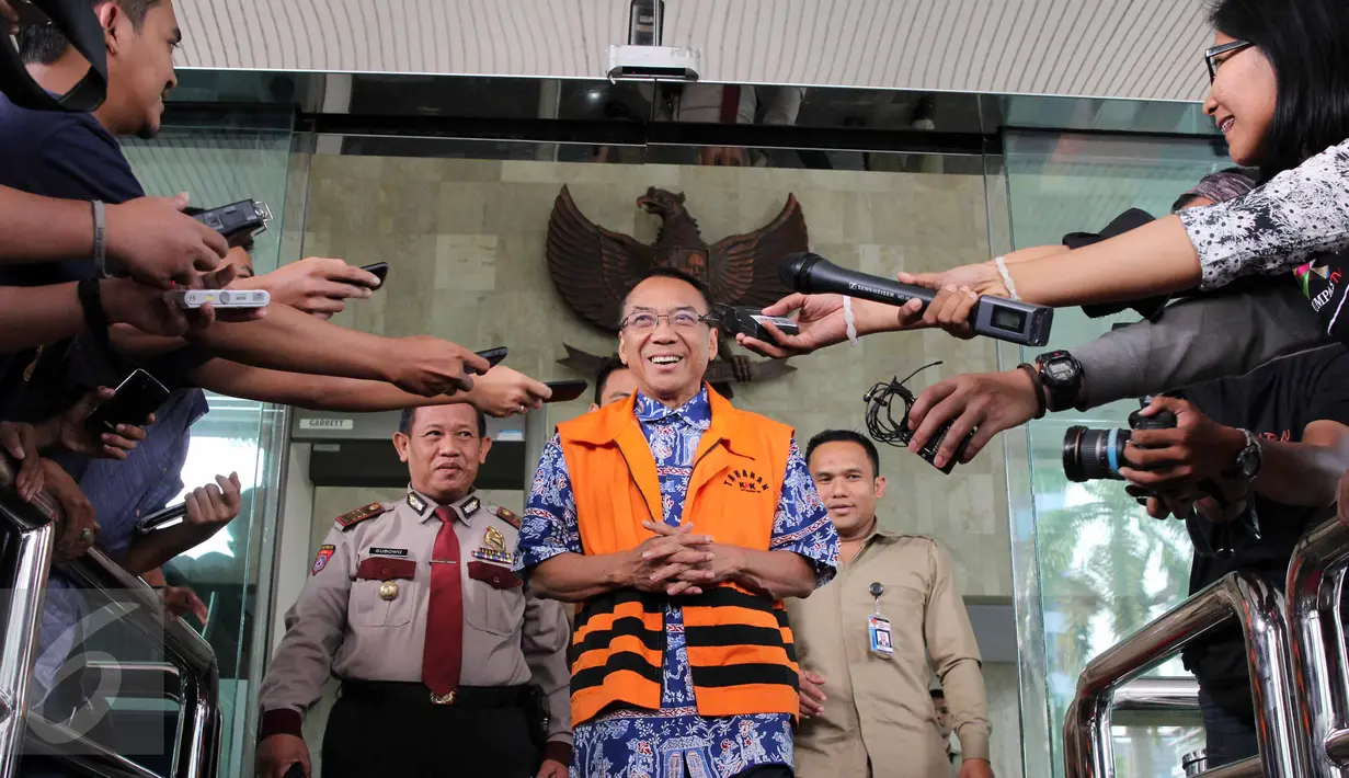 Mantan Menteri ESDM, Jero Wacik usai menjalani pemeriksaan di KPK, Jakarta, Selasa (23/6/2015). Jero diperiksa sebagai tersangka dalam kasus dugaan korupsi di Kementerian Kebudayaan dan Pariwisata yang pernah dipimpinnya. (Liputan6.com/Helmi Afandi)