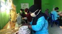 Kelompok usaha Matahari, binaan Pertagas sedang memproduksi masker kain. Dok Pertagas