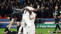 Selebrasi kemenangan pemain Man United pada leg kedua, babak 16 besar Liga Champions yang berlangsung di Stadion Parc des Princes, Paris, Kamis (7/3). Man United menang 3-1 atas PSG. (AFP/ Van Der Hasselt)