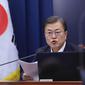 Presiden Koea Selatan Moon Jae-In mendesak para pejabat untuk mengerahkan "tenaga maksimum yang tersedia" dari pegawai sipil, polisi dan personel militer untuk membantu pelacakan kontak. ( AP: Kim Ju-Sung / Yonhap )