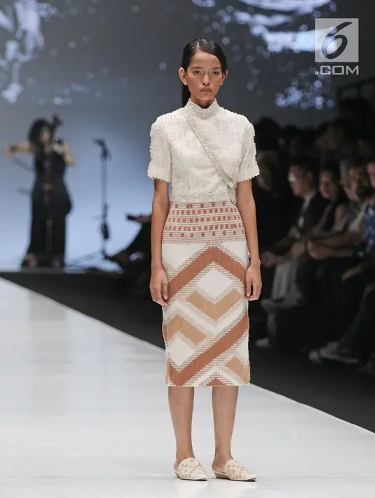 Model berjalan diatas catwalk membawakan rancangan Toton saat pembukaan Jakarta Fashion Week 2018 di Senayan City, Jakarta, Sabtu (21/10). (Liputan6.com/Herman Zakharia)