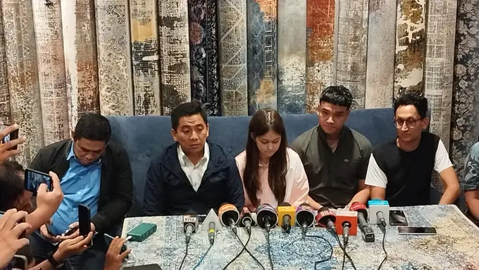 Rebecca Klopper Muncul di Publik