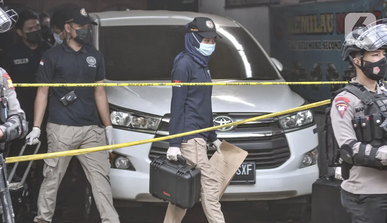 Tim Labfor Mabes Polri saat membawa perlengkapan usai mendeteksi barang milik terduga teroris di kawasan Condet, Jakarta Timur, Senin (29/3/2021). Tim Gegana juga meledakkan benda yang memiliki daya ledak di lantai atas rumah terduga teroris. (merdeka.com/Iqbal S Nugroho)