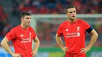 Dua gelandang Liverpool, James Milner (kiri) dan Jordan Henderson (kanan). Keduanya belum bisa menggantikan peran Steven Gerrard. (Liverpool)