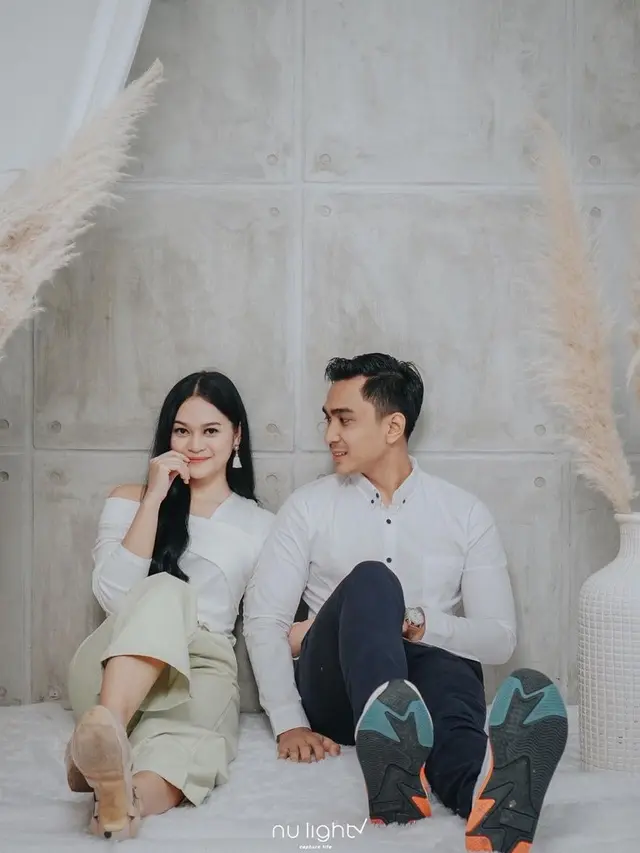 Makin Mesra, Ini 6 Pemotretan Lutfi Agizal dan Nadya Indry yang Berkonsep Vintage