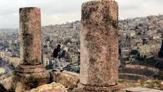 Seorang wisatawan mengunjungi situs arkeologi Citadel di Amman, ibu kota Yordania (26/11/2020). Situs arkeologi Citadel adalah sebuah situs bersejarah di pusat kota Amman, ibu kota Yordania. (Xinhua/Mohammad Abu Ghosh)