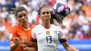 Striker Amerika Serikat, Alex Morgan, berebut bola dengan bek Belanda, Dominique Bloodworth, pada laga final Piala Dunia Wanita 2019 di Stadion Lyon, Lyon, Minggu (7/7). AS menang 2-0 atas Belanda. (AFP/Franck Fife)