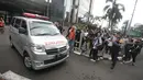 Mobil ambulans petugas medis membawa korban ambruknya balkon BEI di Jakarta, Senin (15/1). Puluhan korban dievakuasi ke rumah sakit terdekat, yaitu RS Siloam dan RS Mintoharjo. (Liputan6.com/Arya Manggala)