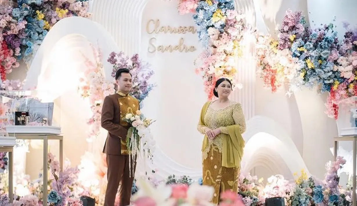 Clarissa Putri dan Sandro Fahdhipa resmi tunangan dengan nuansa dekorasi bunga-bunga yang indah. Keduanya pun serasi mengenakan wastra nusantara untuk busananya. [@imagenic]