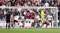 Kiper Arsenal, David Raya, berusaha menjangkau bola di depan gawang dalam pertandingan Liga Inggris antara West Ham United FC melawan Arsenal FC di Stadion London Stadium, London timur, pada 10 Mei 2026. (Adrian Dennis / AFP)