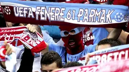 Gelombang syal para pendukung Trabzonspor pada putaran leg pertama 32 besar Liga Eropa antara Juventus vs Trabzonspor di stadion Juventus, Turin pada 21 Februari 2014 (AFP/Marco Bertorello).