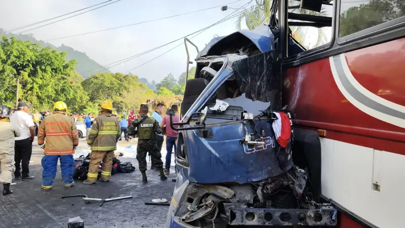 Kecelakaan saat fajar di jalan pegunungan Honduras yang berkelok-kelok dengan satu jalur di setiap arah. (Stringer/ AFP)