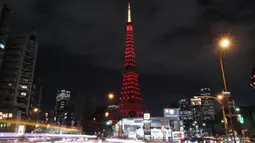 Menara Tokyo tampak dihiasi cahaya berwarna merah dalam rangka menyambut Tahun Baru Imlek di Tokyo, Jepang, pada 24 Januari 2020. Menara Tokyo dihiasi cahaya berwarna merah pada Jumat (24/1) untuk merayakan datangnya Tahun Tikus China yang jatuh pada 25 Januari 2020. (Xinhua/Du Xiaoyi)