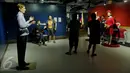 Sejumlah pengunjung tampak berfoto dengan patung lilin tokoh dunia di Museum Alive Star Ancol, Jakarta (6/5). Museum ini di buka pada pukul 10.00-21.00. (Liputan6.com/Gempur M Surya)