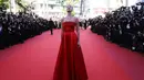 Model AS, Bella Hadid berpose saat tiba untuk menghadiri pemutaran film 'Okja' pada Festival Film Cannes ke-70 di Cannes, Prancis selatan. (AFP Photo/ Valery Hache)