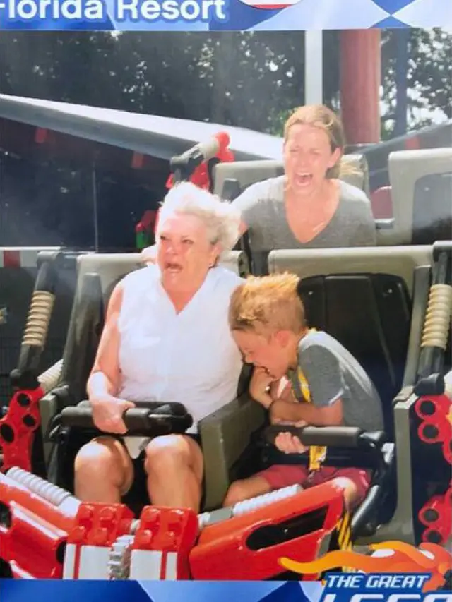 7 Potret Kocak Orang Naik Roller Coaster Ini Bikin Geleng Kepala