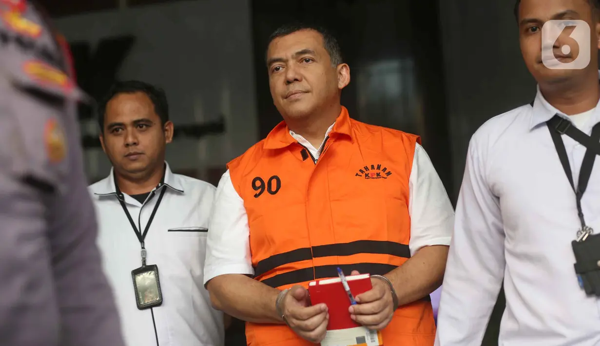 Mantan Wakil Menteri Imigrasi dan Pemasyarakatan (Imipas), Silmy Karim (tengah), usai menjalani pemeriksaan di Gedung Merah Putih Komisi Pemberantasan Korupsi (KPK), Senin (8/6/2026). Ini merupakan pemeriksaan perdana Silmy Karim setelah ditetapkan sebagai tersangka dan ditahan KPK pada 4 Juni 2026. (Liputan6.com/Helmi Fithriansyah)