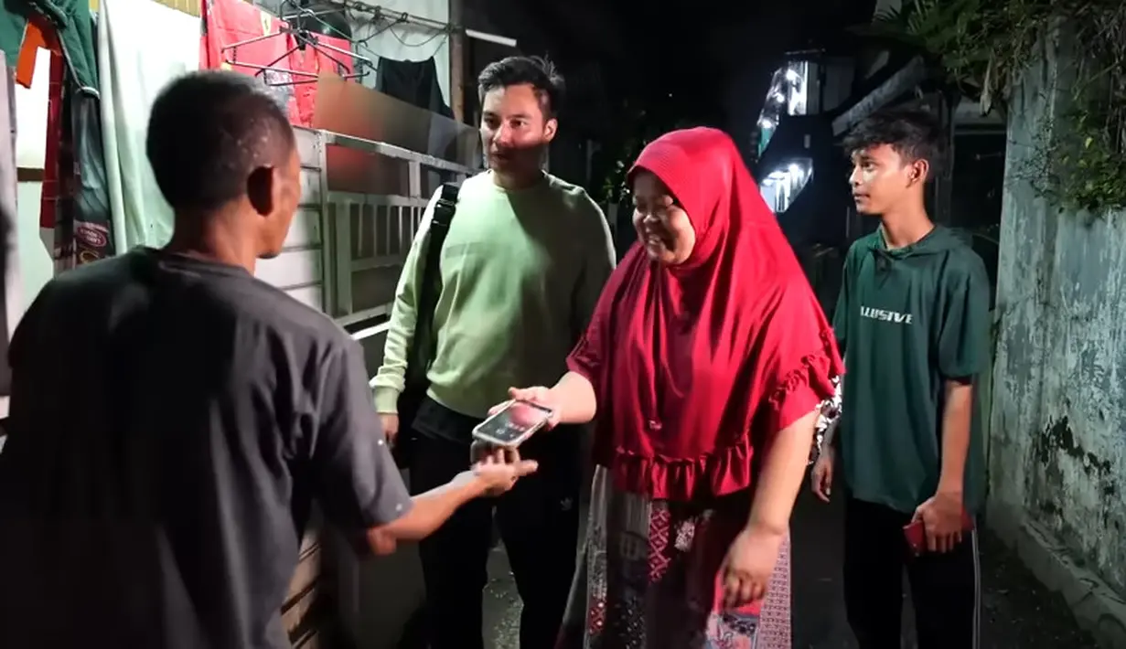 Masih dikampung kelahiran mendiang mamanya, baru keluar sudah ada perempuan yang memanggilnya. Perempuan dan keluarganya tersebut mengajak foto bareng. Baim juga masuk untuk ikut sahur bareng. [Youtube/Baim Paula]