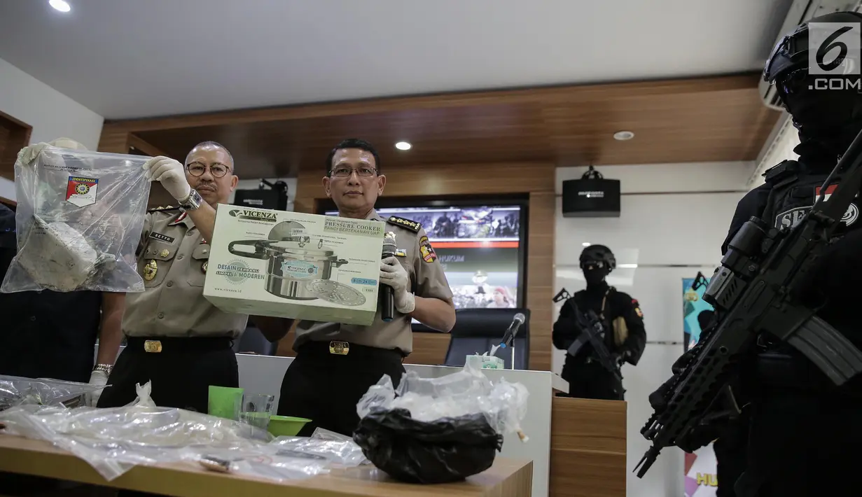 Kepala Divisi Humas Mabes Polri Inspektur Jenderal Pol Setyo Wasisto (tengah) menunjukan barang bukti yang berhasil diamankan  saat gelar rilis Pengungkapan Kasus Teroris dan Gelar BB di Divhumas Polri, Jakarta, Kamis (22/6). (Liputan6.com/Faizal Fanani)