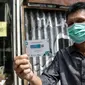 Warga menunjukkan sertifikat vaksin Covid-19 untuk menerima kopi gratis di gratis di Filosofi Kopi Melawai, Jakarta, Rabu (30/6/2021). Filosofi Kopi memberikan kopi gratis bagi warga yang telah melakukan vaksinasi COVID-19. (Liputan6.com/Faizal Fanani)