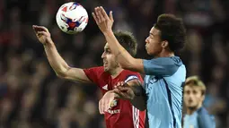 Gelandang Manchester United, Michael Carrick duel udara dengan gelandang Manchester City, Leroy Sane, pada laga Piala Liga di Stadion Old Trafford, Inggris, Rabu (26/10/2016). MU menang 1-0 atas City. (AFP/Oli Scarff)