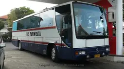 Bus pariwisata era 90an hingga 2000an ini sudah mulai terlihat semakin klasik. (Source: imotorium.wordpress.com)
