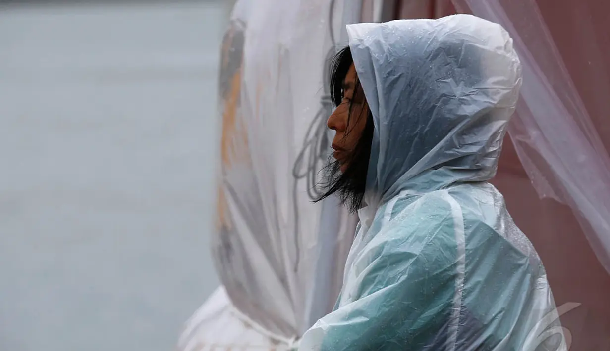 Seorang wanita memandang ke laut tempat terjadinya kecelakaan Feri Sewol yang terjadi 16 April 2014. Mereka berharap jasad saudara mereka segera ditemukan, Minggu (27/04/2014) (Reuters/ Kim Kyung-Hoon).