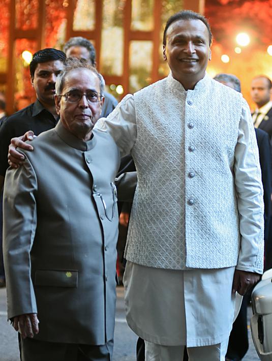 Mantan Presiden India (kiri) dan pengusaha India, Anil Ambani menghadiri pernikahan Isha Ambani dan Anand Piramal di Mumbai, Rabu (12/12). Isha merupakan putri orang terkaya di India menurut Forbes, Mukesh Ambani. (Sujit Jaiswal / AFP)