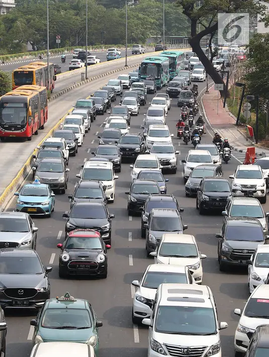 Kendaraan melintas di Jalan Jenderal Sudirman, Jakarta, Minggu (14/10). Kebijakan ganjil genap dinilai efektif dalam mengurangi kepadatan lalu lintas di Jakarta. (Liputan6.com/Immanuel Antonius)