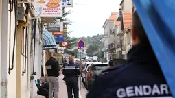 Petugas kepolisian mencari bukti di dekat toko daging halal yang diberondong peluru di Propriano, di pulau Corsica, Prancis, Rabu (3/2). Tembakan membuat kaca dan jendela toko milik warga muslim itu mengalami kerusakan. (PASCAL POCHARD-CASABIANCA/AFP)