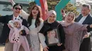 Momen paling emosional dalam wisuda Xaviera adalah saat ia mempersembahkan gelar kelulusannya untuk mama tercinta. Xaviera menulis dalam postingannya. Tampak ia pun membawa foto sang ibunda saat berfoto bersama keluarga selepas wisuda. [@xavieraaputri]