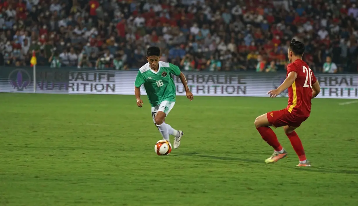 <p>Pemain Timnas Indonesia U-23 Ilham Rio Fahmi (kiri) menggiring bola mencoba melewati pemain Timnas Vietnam U-23 Anh Bui Hoang Viet pada pertandingan Grup A SEA Games 2021 di Viet Tri Stadium, Hanoi, Vietnam, Jumat (6/5/2022). Timnas Indonesia U-23 kalah 0-3. (Liputan6.com/Dok. PSSI)</p>